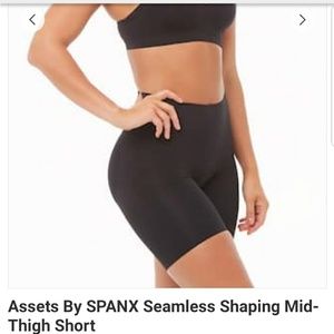 Spanx Seamless Shaping shorts